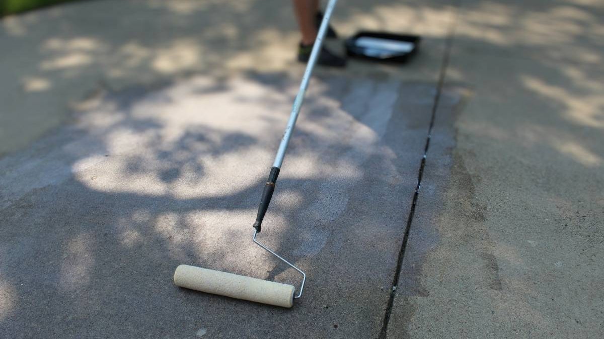 A paint roller for sealing driveway cracks