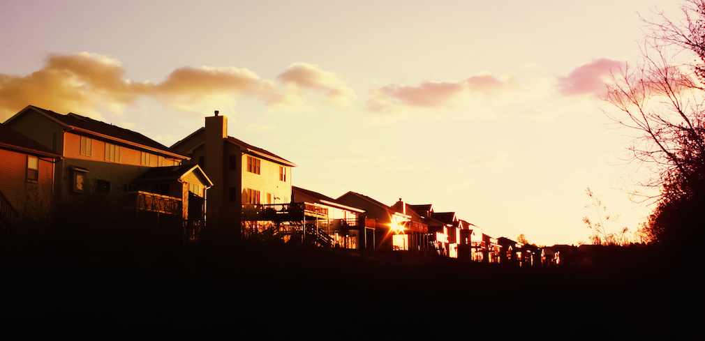 Sunset_over_houses