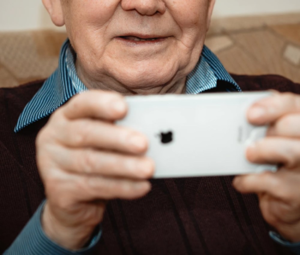 seniorsmartphone_unsplash