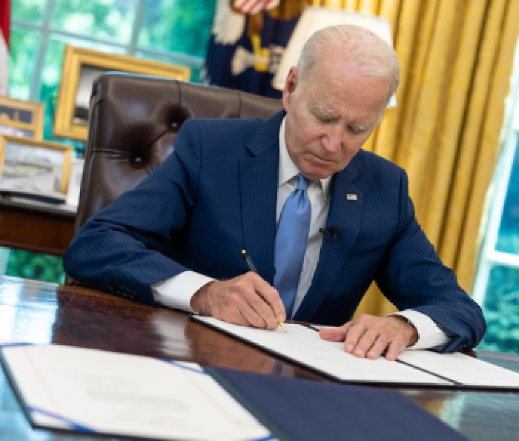 bidensignsveto_whitehouse