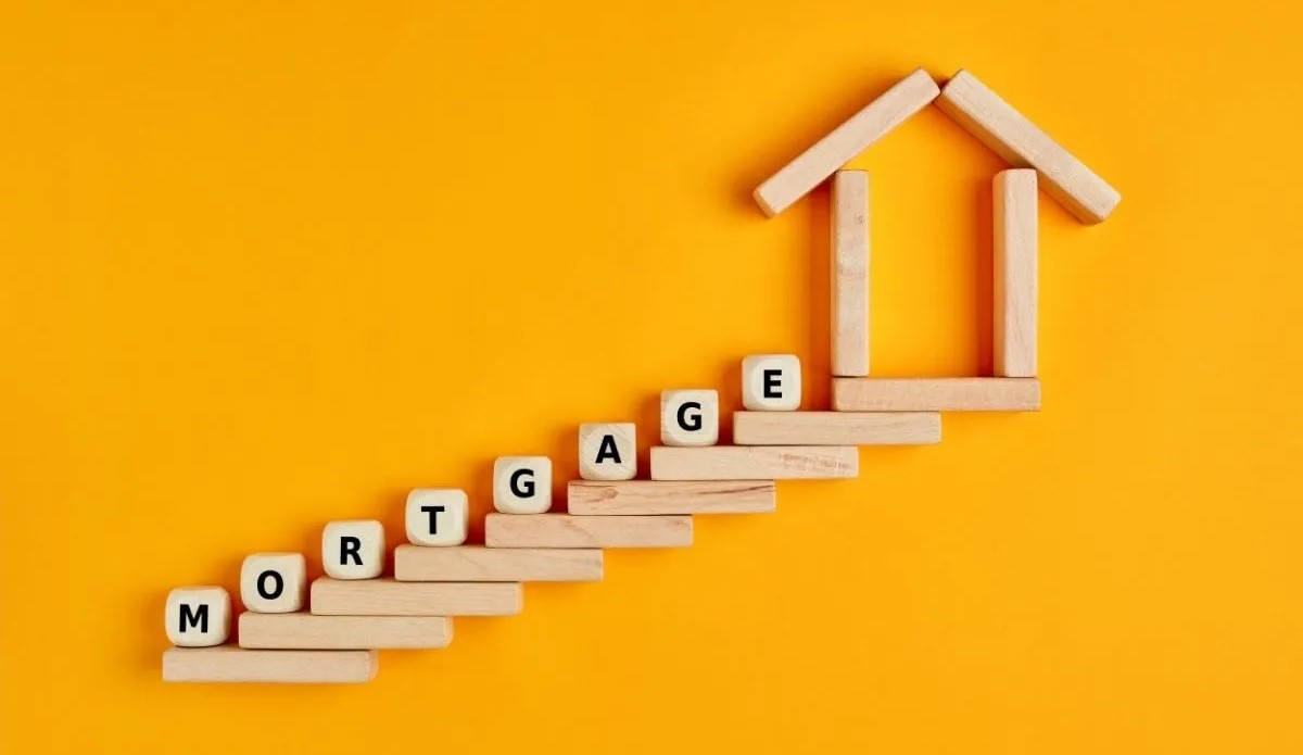 Resilient economy keeps mortgage rates above 7%